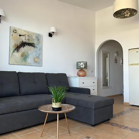 Lovely Sunny Адехе